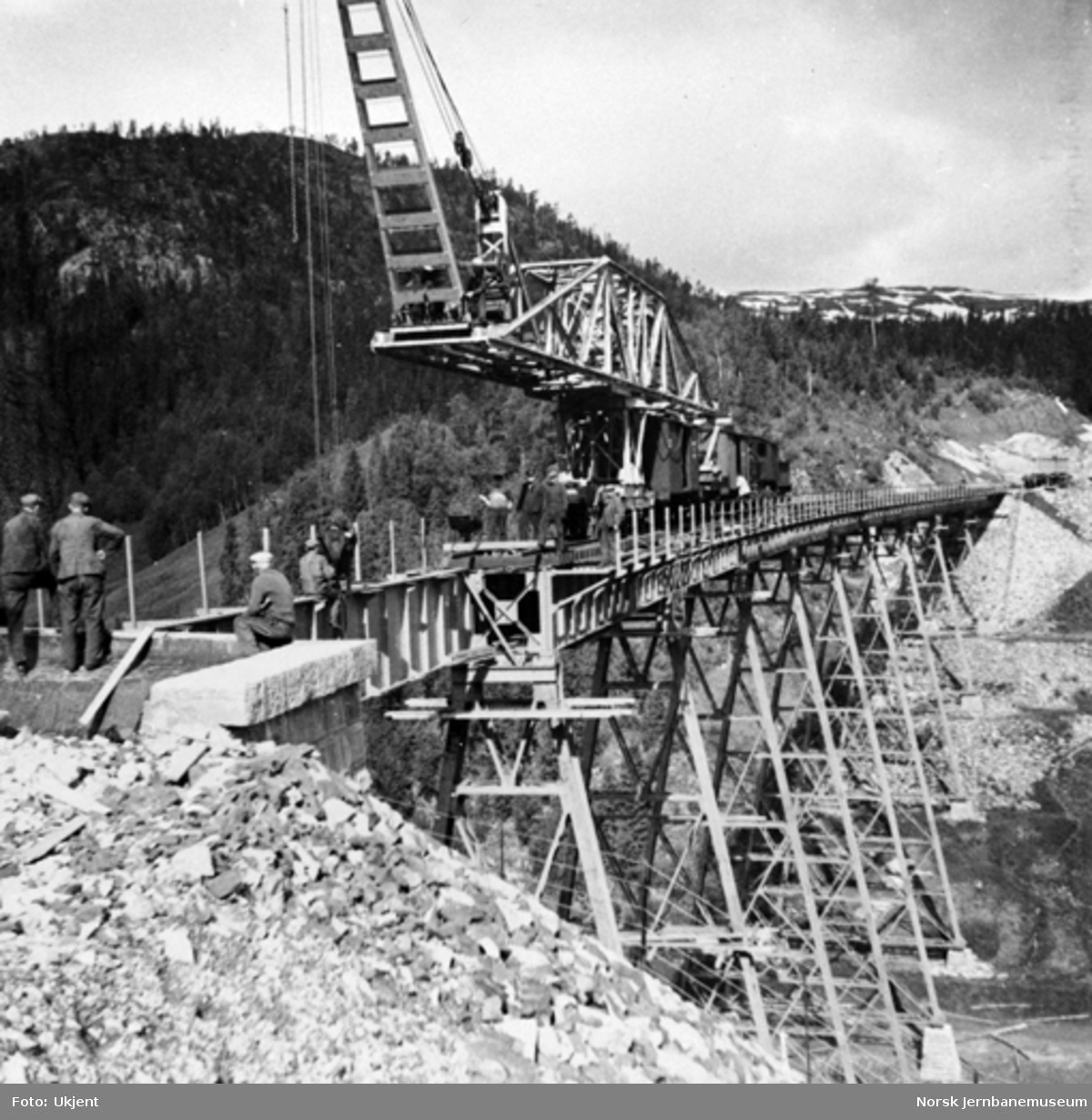 Trolldalen viadukt under bygging : siste spenn