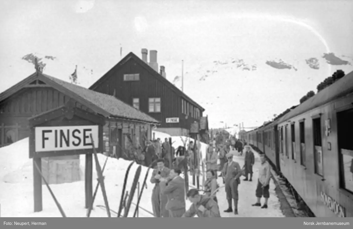 Skiturister og persontog på Finse stasjon