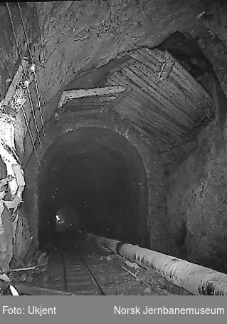 Et parti i Kvineshei tunnel, vestre innslag, som senere skal utmures. I tunnelbunnen ventilasjons- og trykkluftrør