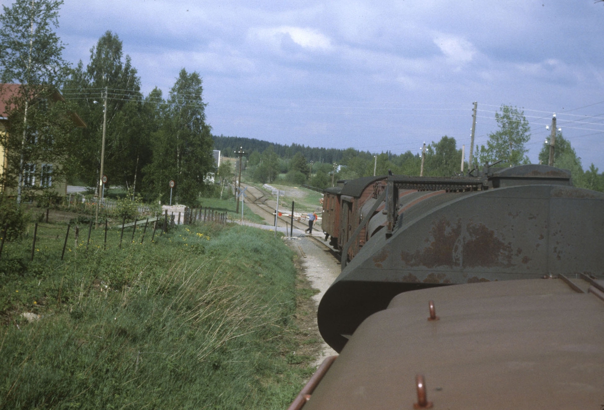 Godstog på Skreiabanen ved Kolbu stasjon, utsikt fra lokomotivet. Manuell betjening av vegbom