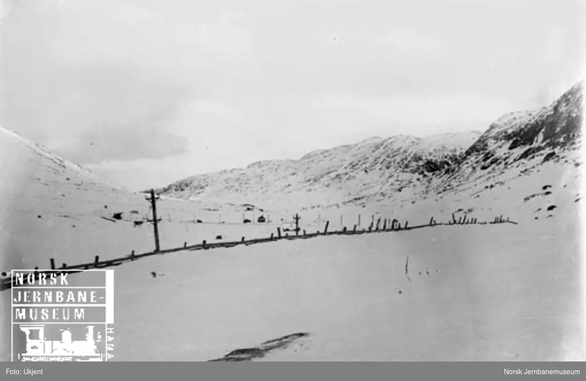 Vinterbilder av snøskjermer på Bergensbanens høyfjellsstrekning