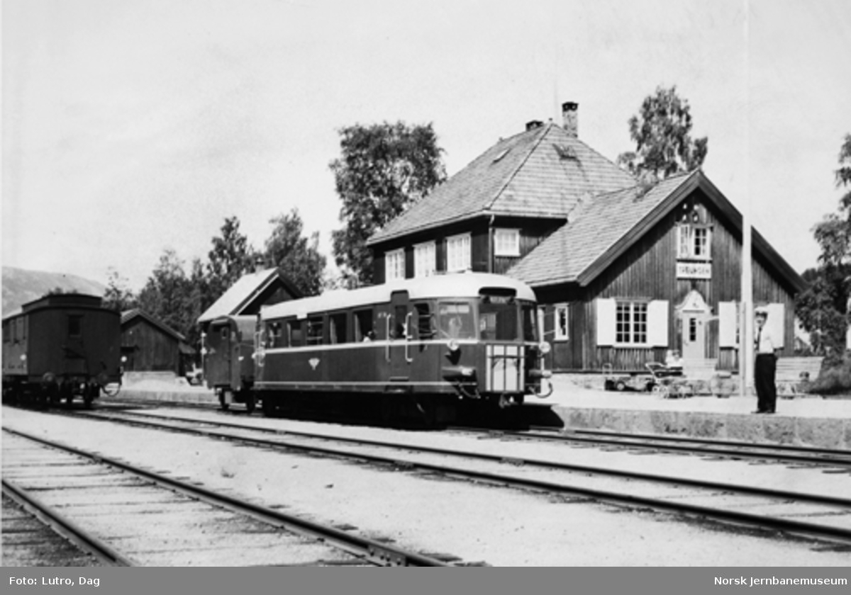 Motorvogn type 87 nr. 78 med godstilhenger på Treungen stasjon