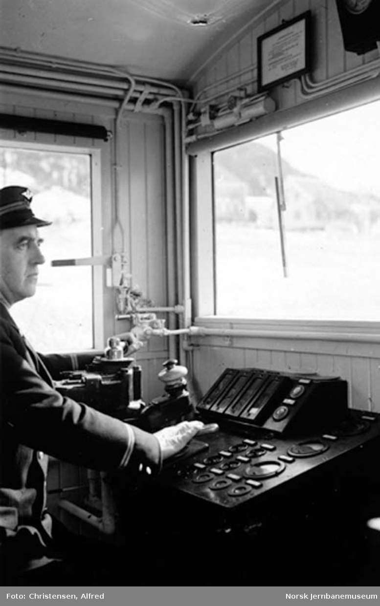 Lokomotivfører A. Christensen på elektrisk lokomotiv