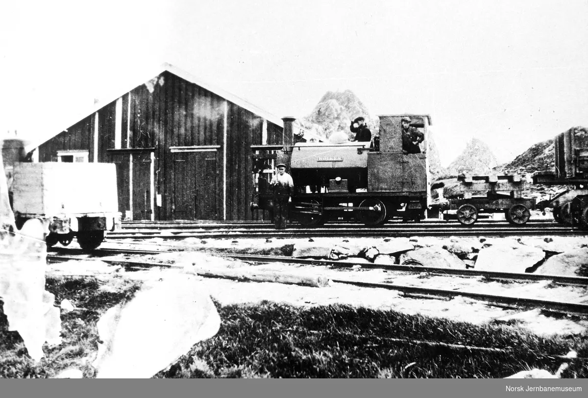 Statens Havnevesens damplokomotiv "Røiken" med steintraller på moloanlegget på Andenes