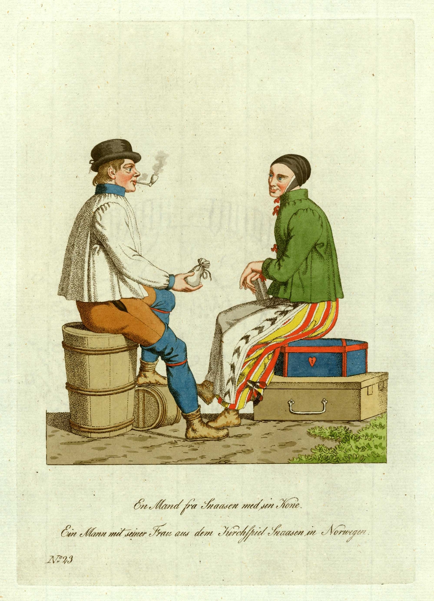 Mann og kone i folkedrakter fra Snåsa, Nord-Trøndelag, han sittende på tønne med gjenknyttet pose i hånden og pipe i munnen, hun på skrin.