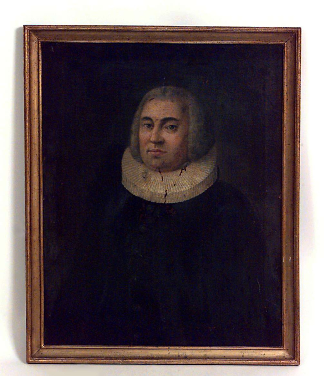 Portrett, brystbilde av Johannes Syverud i prestekjole med pipekrage.