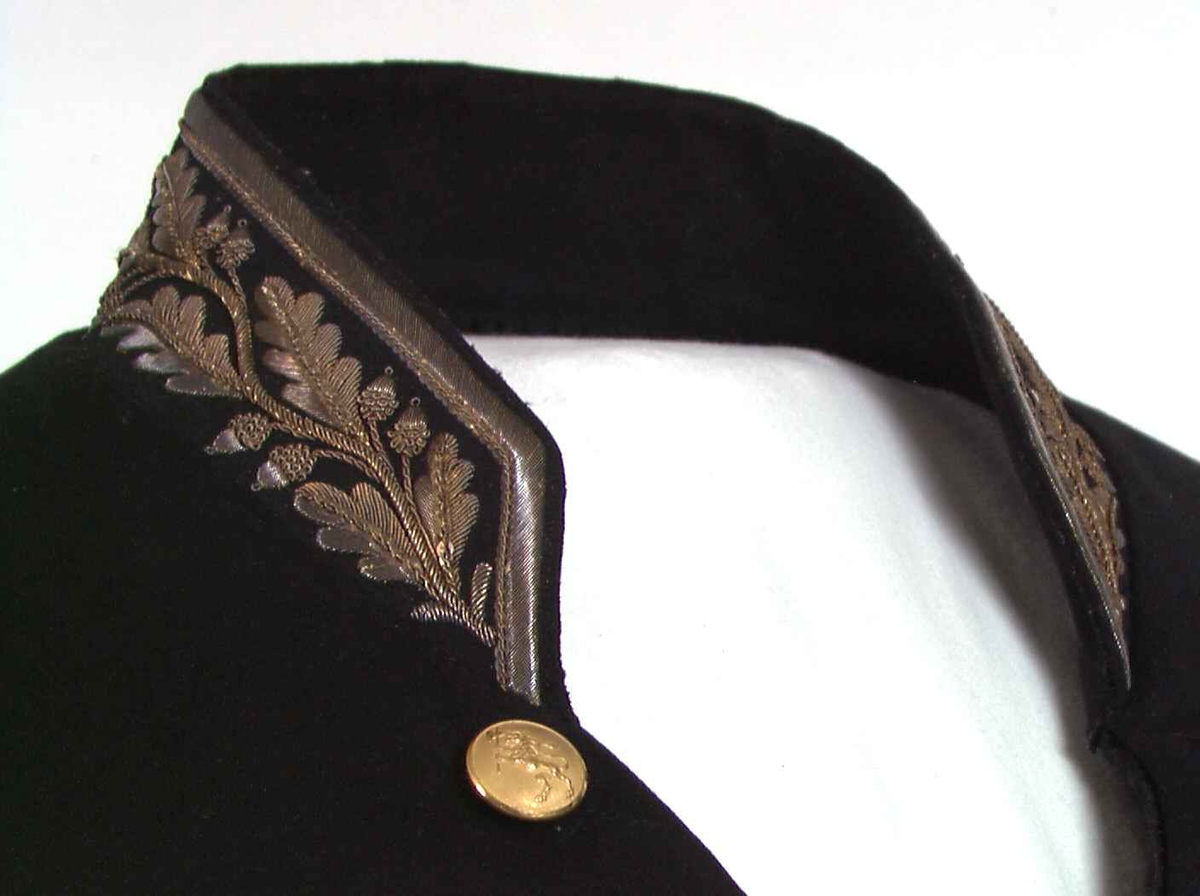 Svart uniformsjakke med dekor av metallbroderi.