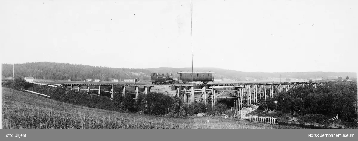 Valle bru på Tønsberg-Eidsfossbanen : befaringstog med damplokomotivet HVB nr. 1 "Holmestrand" og en 3. klasse-vogn