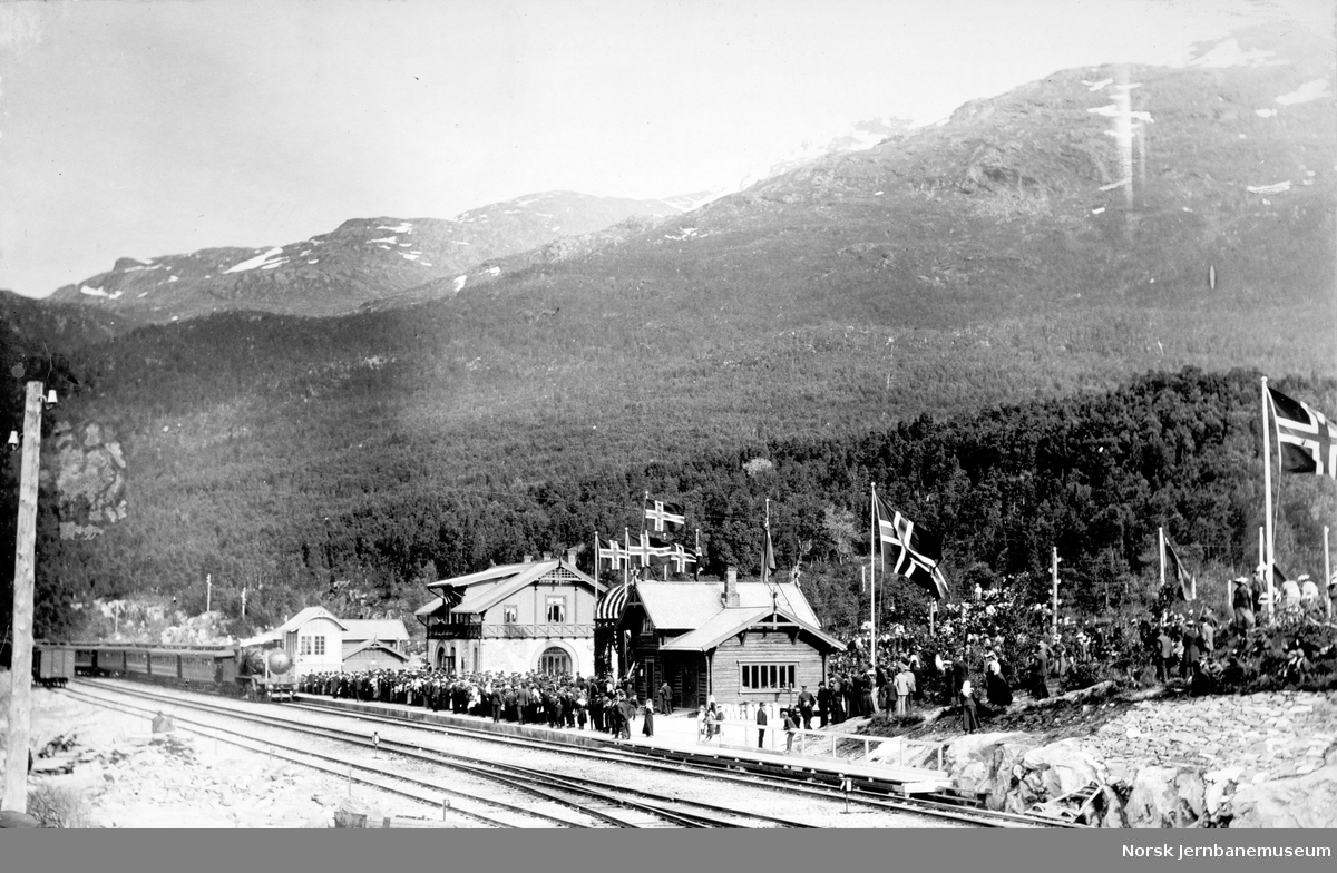 Åpningstoget ankommer Narvik stasjon ved Ofotbanens åpning