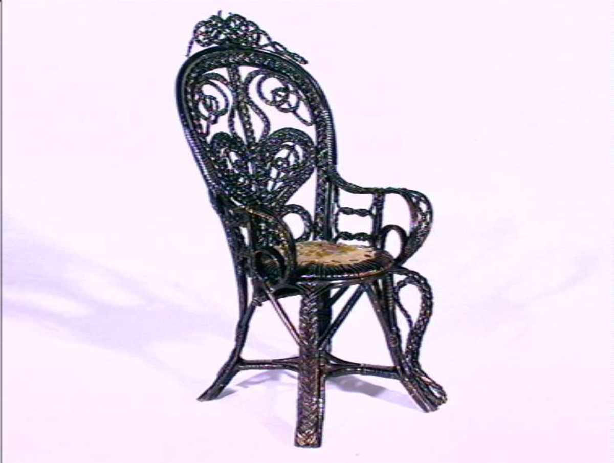 Dukkemøbel, stol i flettverk, sortmalt. Rund, brodert tekstilpute, blomstermotiv.