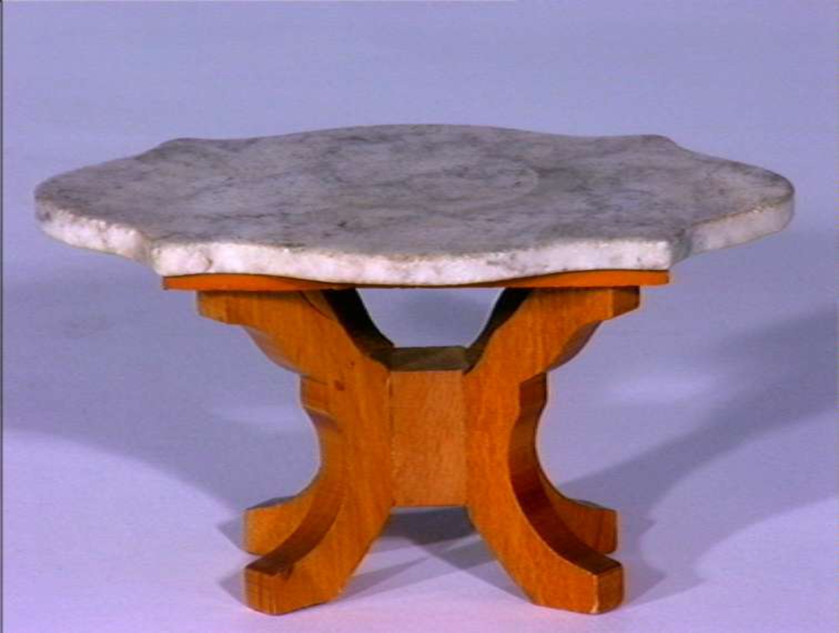 Dukkehus inventar, bord med treunderstell og bordplate i marmor.