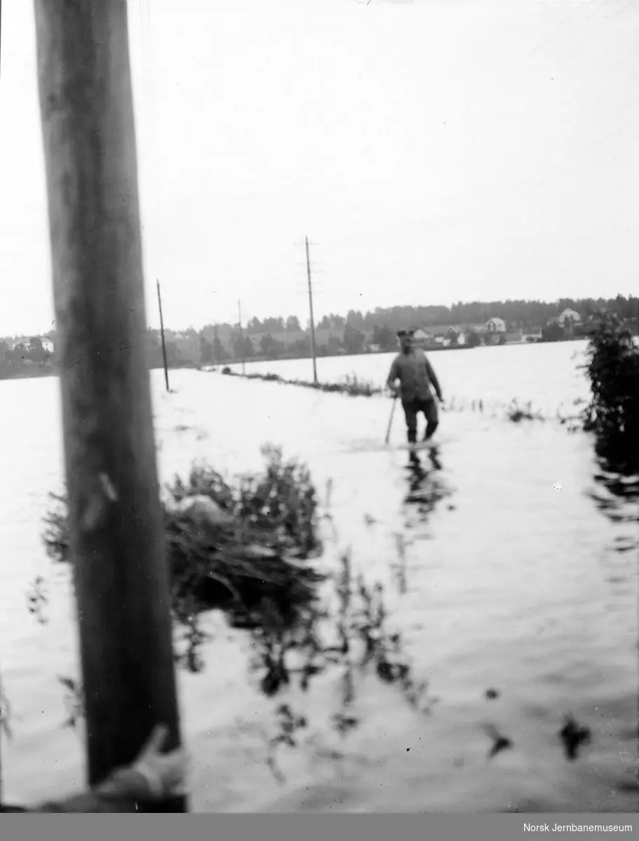 Flommen i 1927 : linjevisitasjon i Åkersvika ved vannstand 8,29 meter