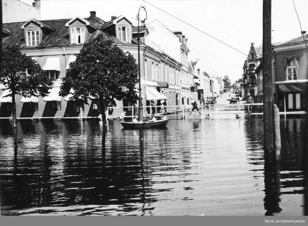 Flommen i 1927 : Strandgaten ved vannstand 8,31 meter