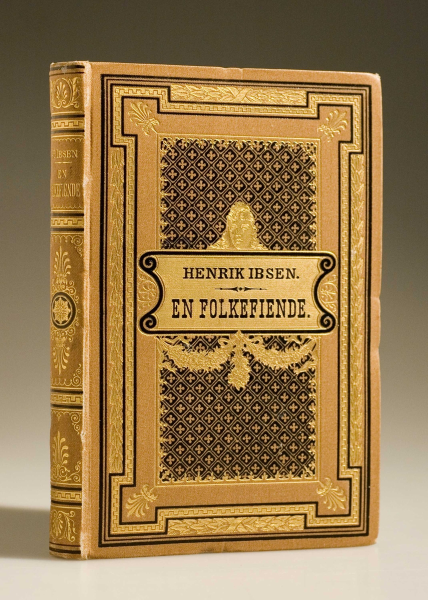 Oppstillingsliste: " Bok / Innbundet (originalbind) / Henrik Ibsen: En Folkefiende (1882)."
