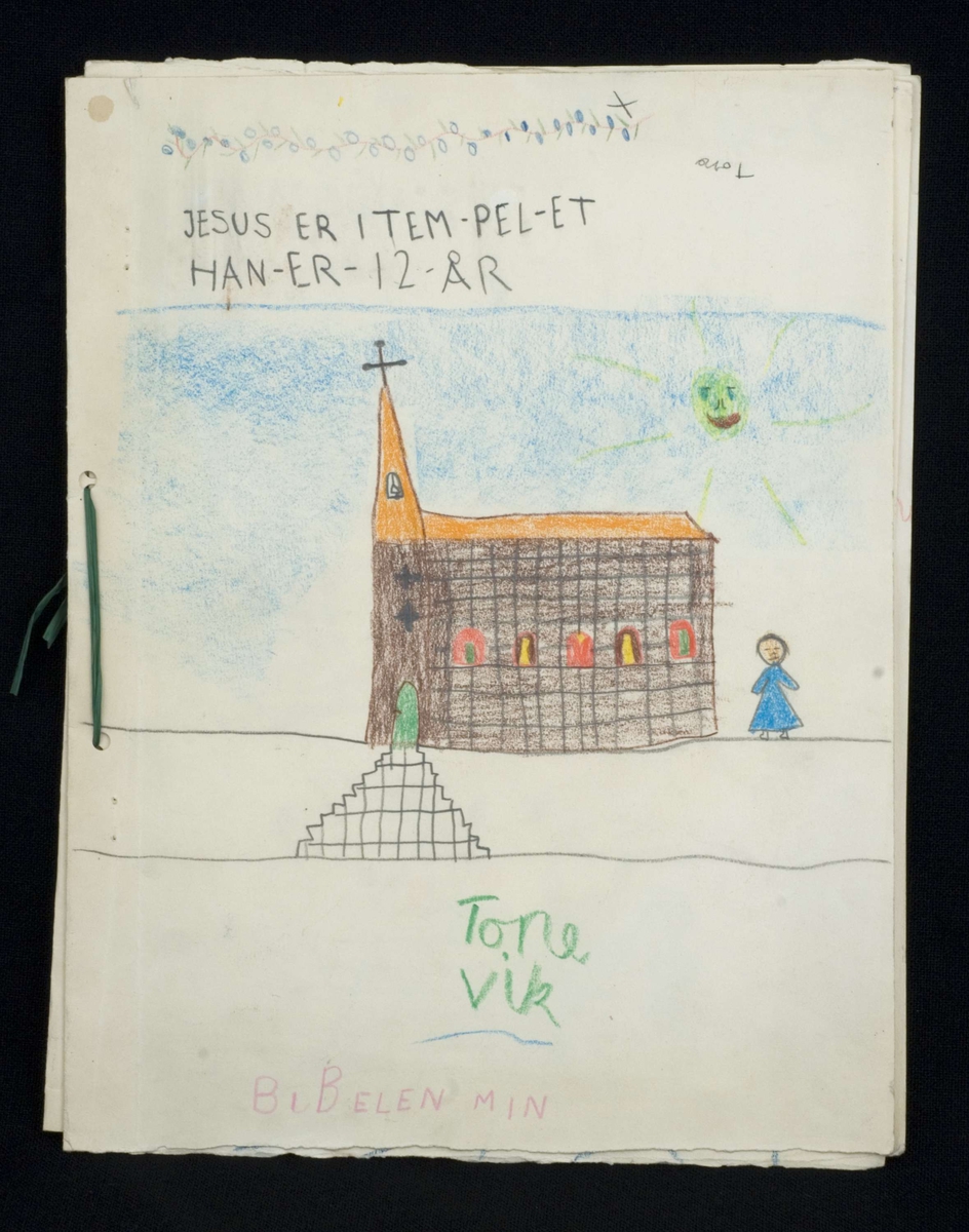 Arbeidsbok med barnetegning av kirke på omslaget. Sammenbundet i rygg med grønn basthyssing.