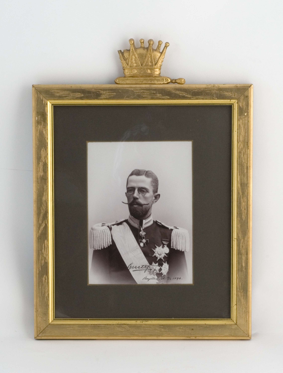 Portrett av prins Gustav, fra 1907 kong Gustav 5 av Sverige. Han er iført uniform med ordensbånd og ordener.
