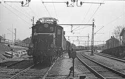 NSB elektrisk lokomotiv type El 1 med godstog på Spikkestad 