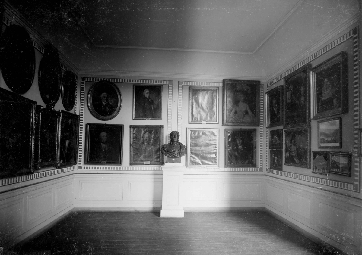 Den kulturhistoriske utstilling på Norsk Folkemuseum, Oslo 1901. Interiør med portetter av medlemmer av familien Anker.