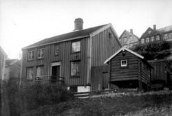 Brungården (matrikkelnummer 33) i Vågen, Kristiansund 1908. 