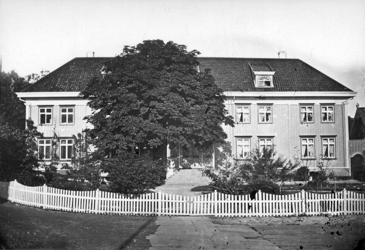 Kjøpmann Chr. Johnsens gård (matrikkelnummer 31) i Vågen, Kristiansund 1882. Sett fra sjøen mot husets forside.