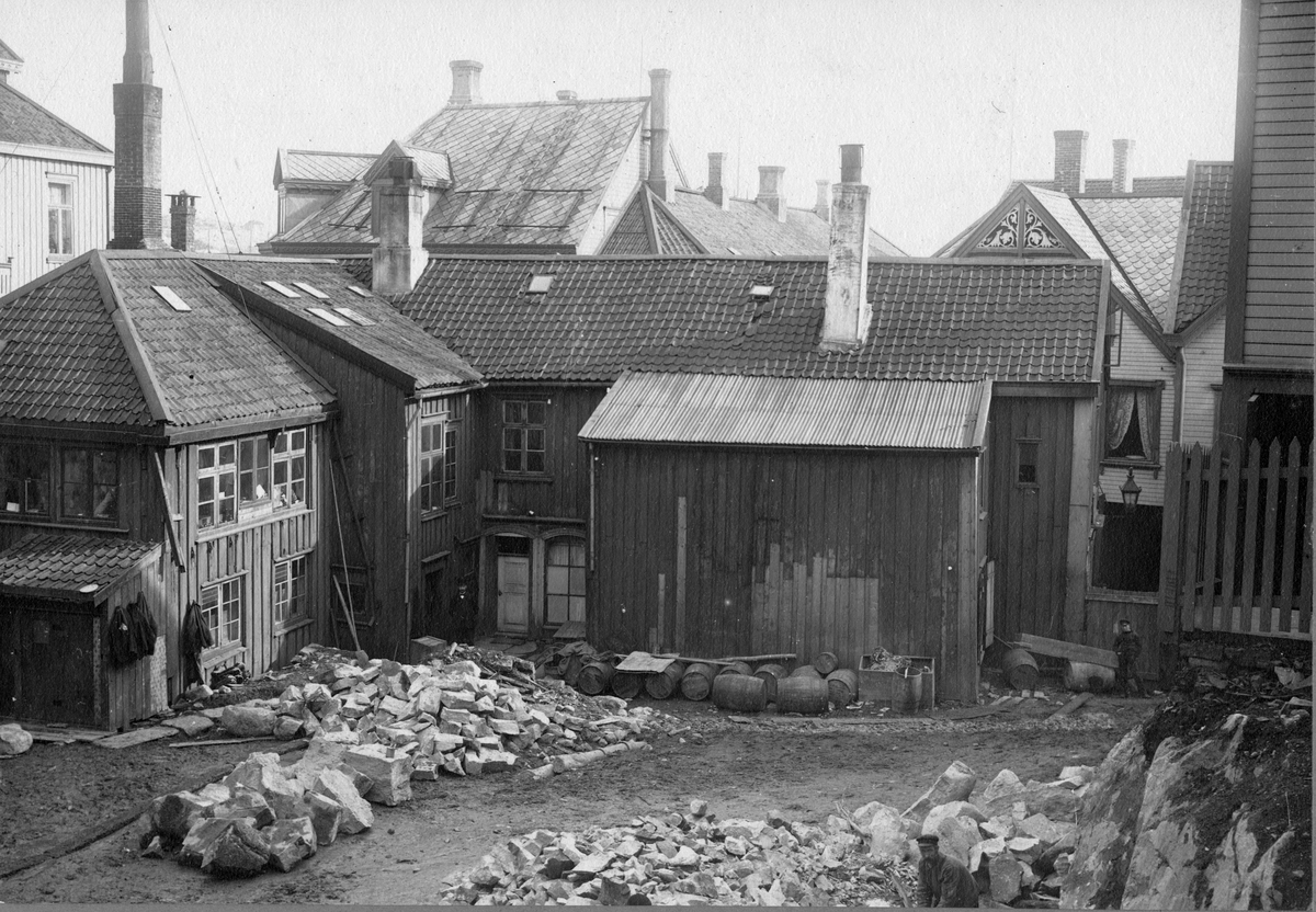 Fra baksiden av Bejergården i Kristiansund i Møre og Romsdal. Steinarbeid i bakgården. Lunds nr.28.
