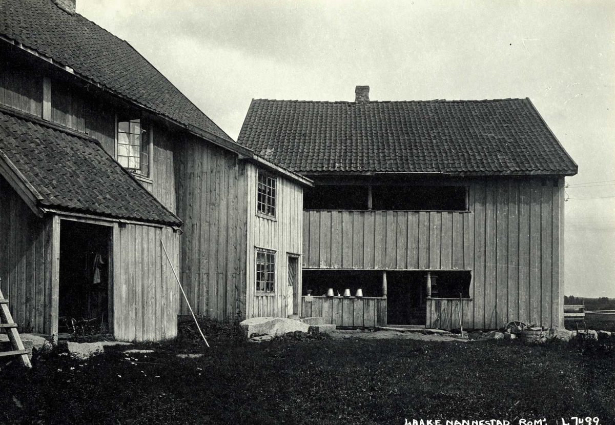 Låke, Nannestad, Øvre Romerike, Akershus. To våningshus i vinkel mot gårdsplassen. To utbygg på det ene huset og svalgang på det andre.
