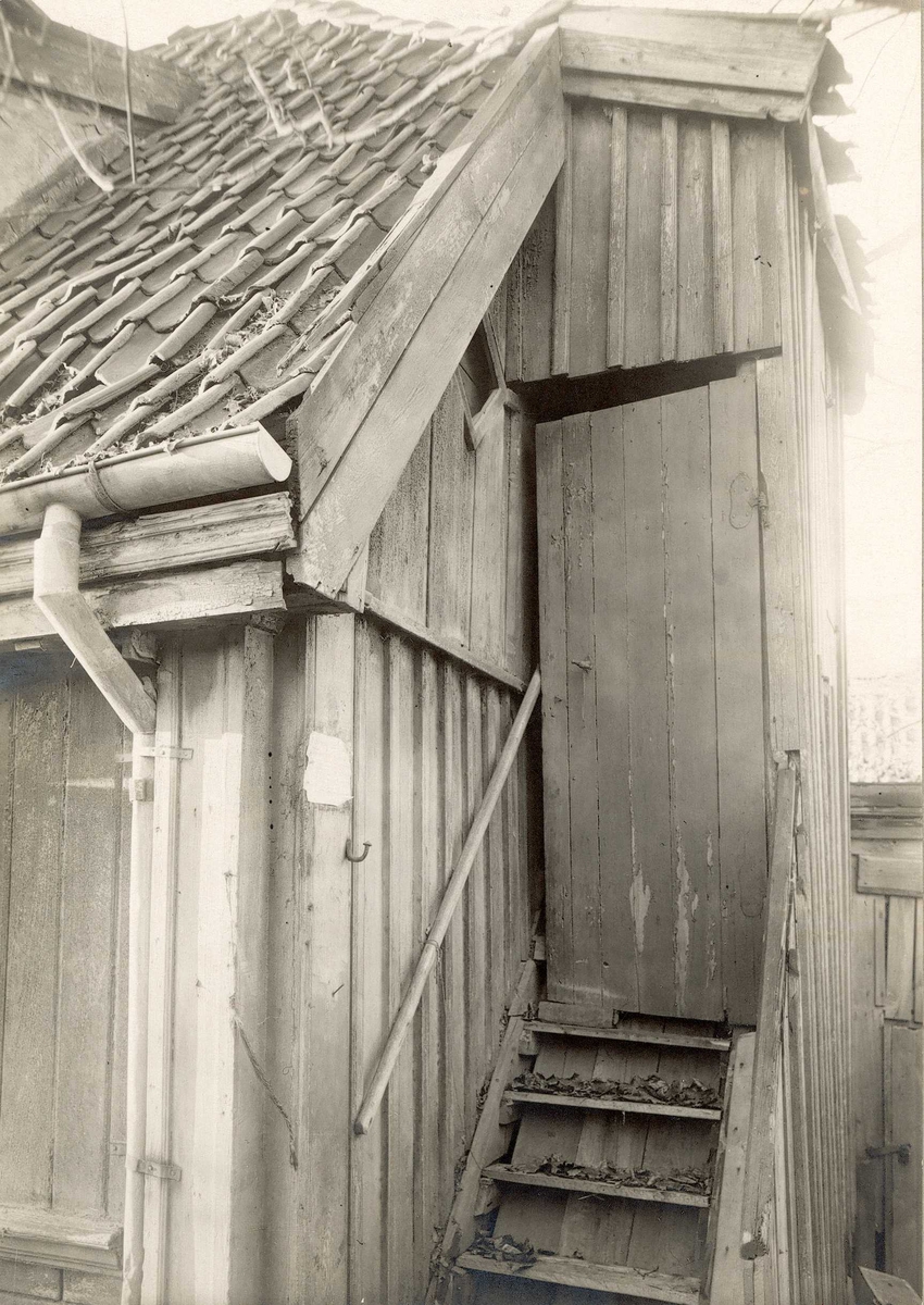Justiskroken 4, Oslo, 1924-25. Bygningsdetalj, trapp og dør.