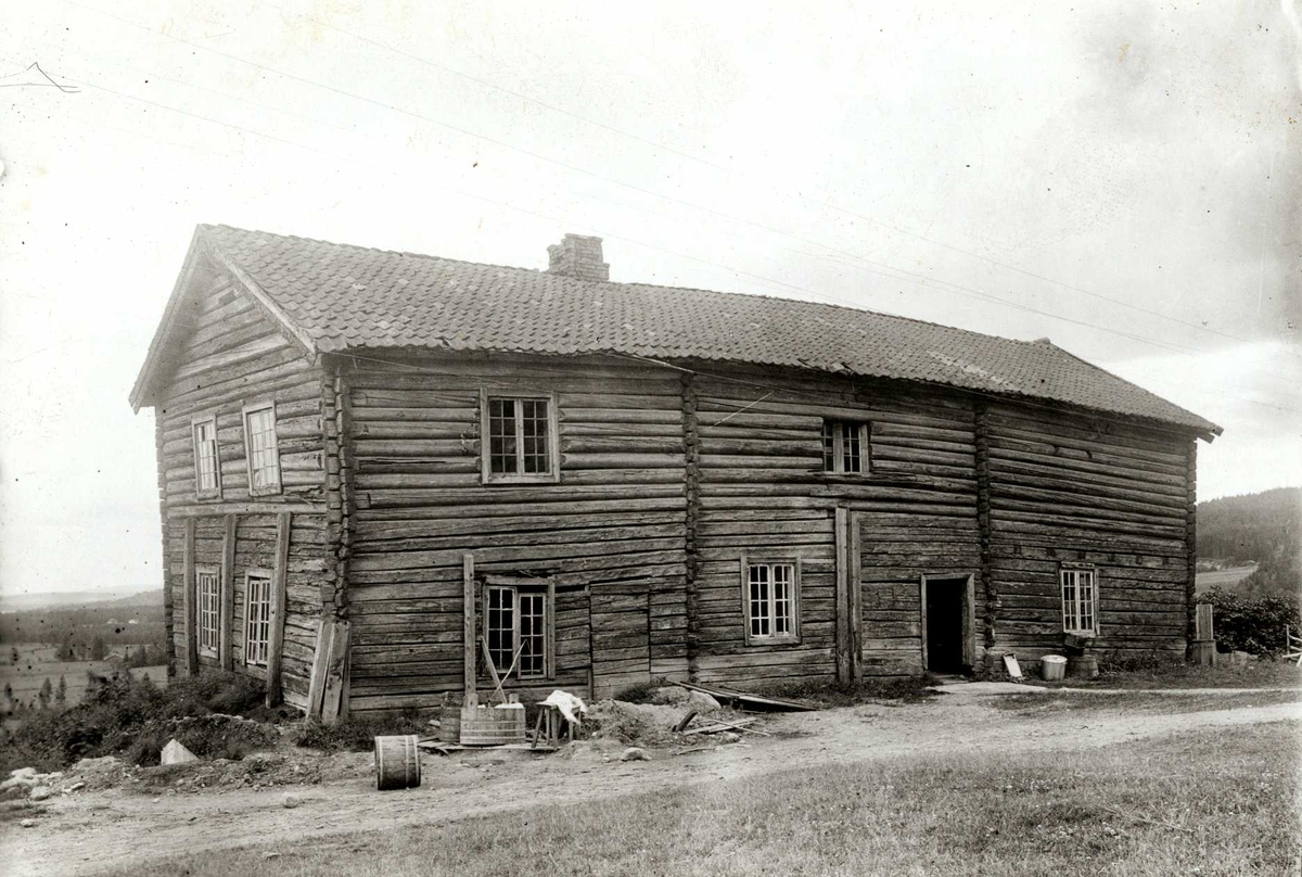 Bakli, Sør-Odal, Hedmark 1925. Hovedbygningen, tømmerhus sett fra gårdsplassen.