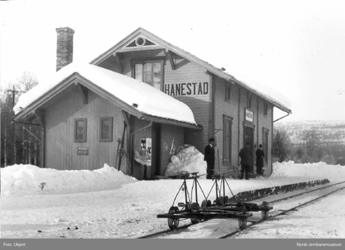 Hanestad stasjon med to dresiner på sporet foran stasjonsbygningen i minus 27 grader