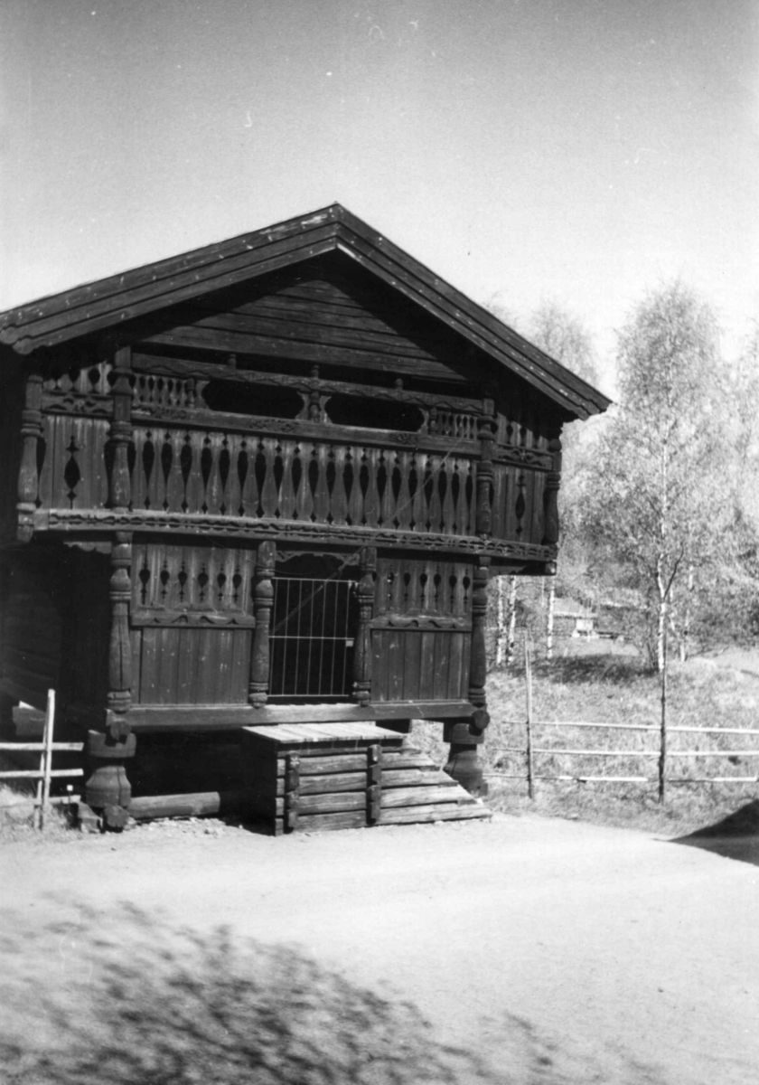 Grimsgårdloftet fra Nes i Hallingdal. Fotografert på Norsk folkemuseum, 1942.