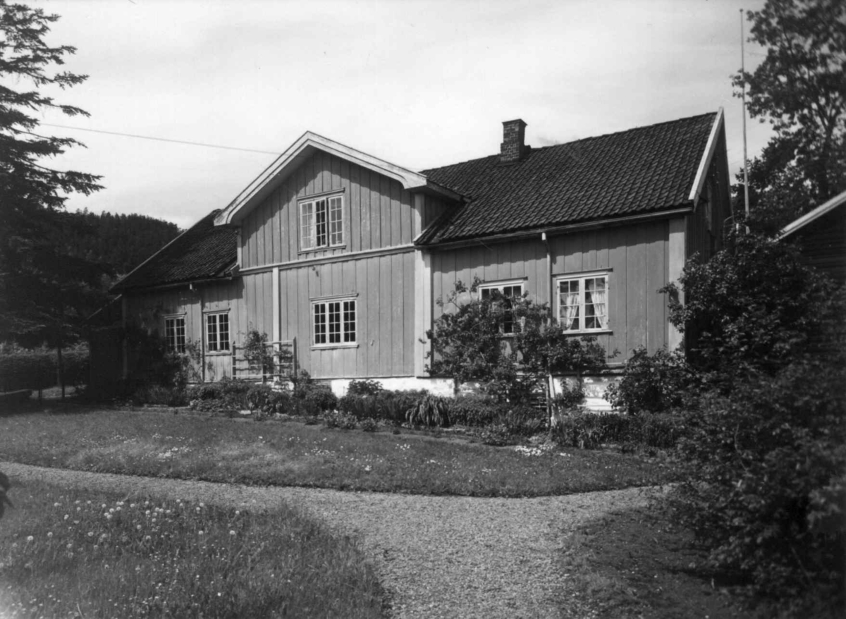 Øverland, Bærum, Akershus 1952. Hovedhuset sett fra hagen. Fra dr. philos. Eivind S. Engelstads storgårdsundersøkelser.
