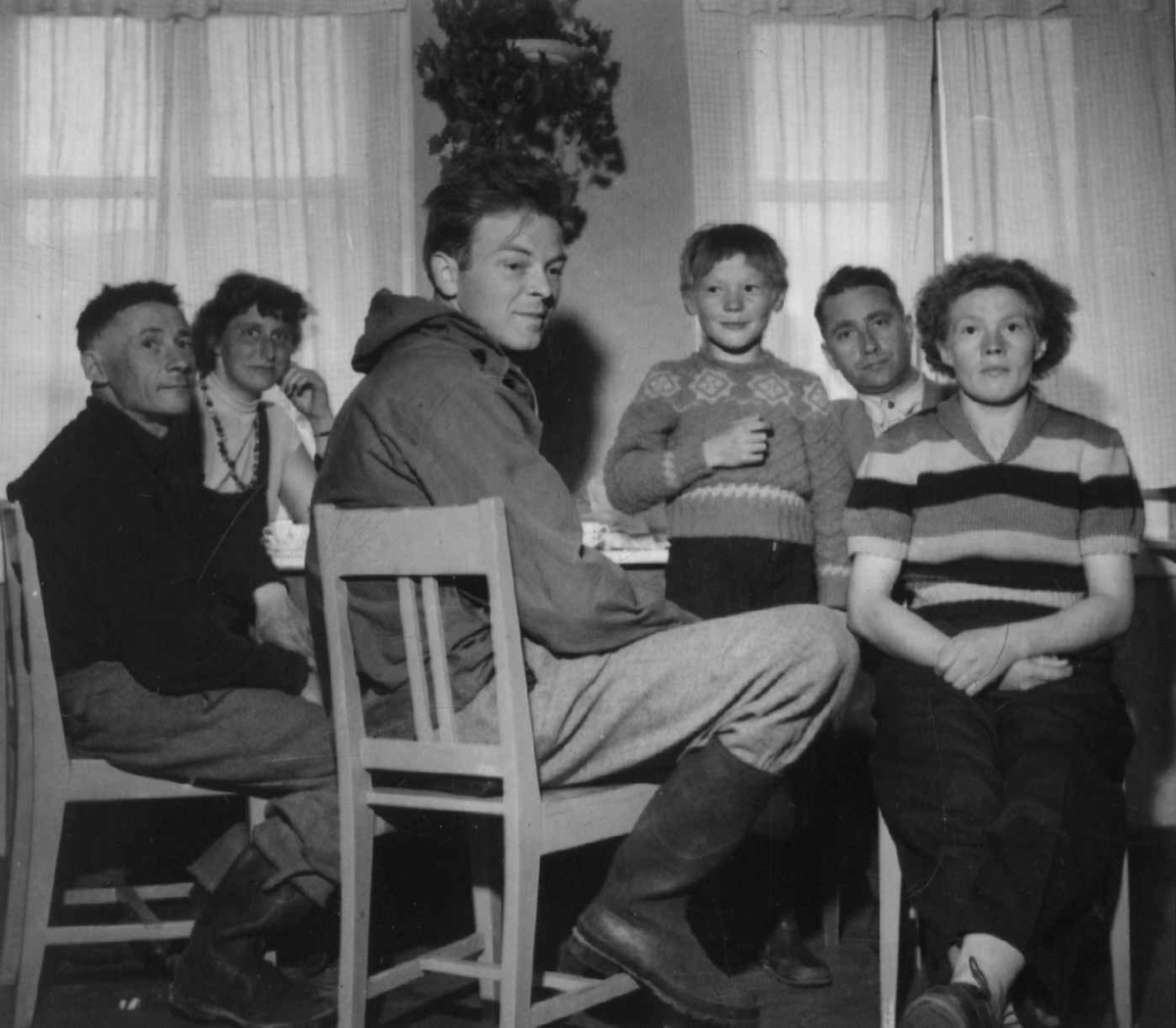 NF. Tjenestereise. K. Johnsen, S. Sejersted, H. Eidheim, Holmberg jr., A. Nesheim og M. Holmberg sitter innendørs under kafferast i Gava 1952.