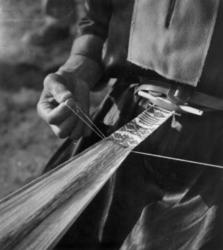 Veving av kvinnebelte på båndvev. Karasjok 1950.