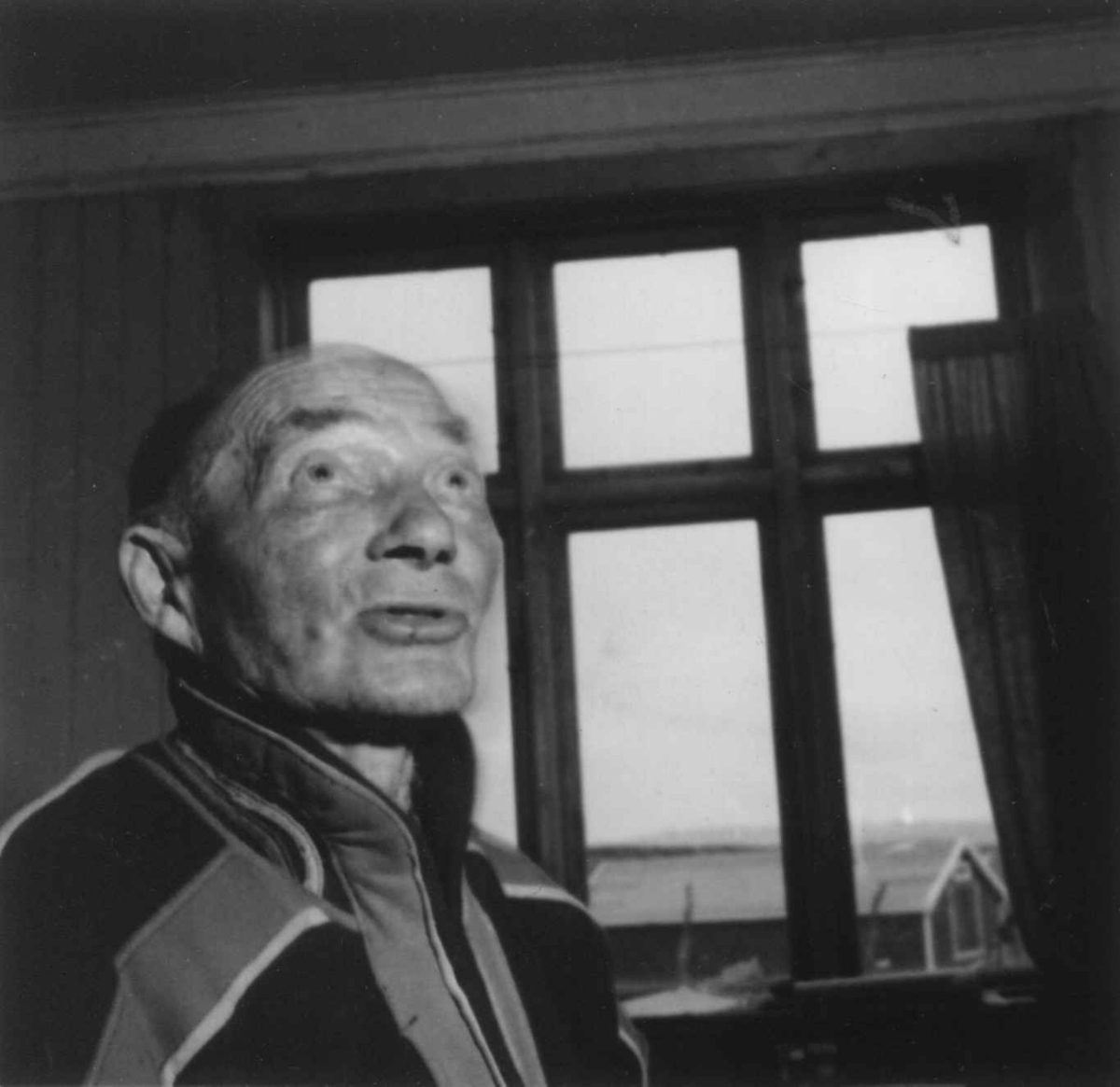 Portrett av Johan Roska i stuen på Siribakken, 1952.