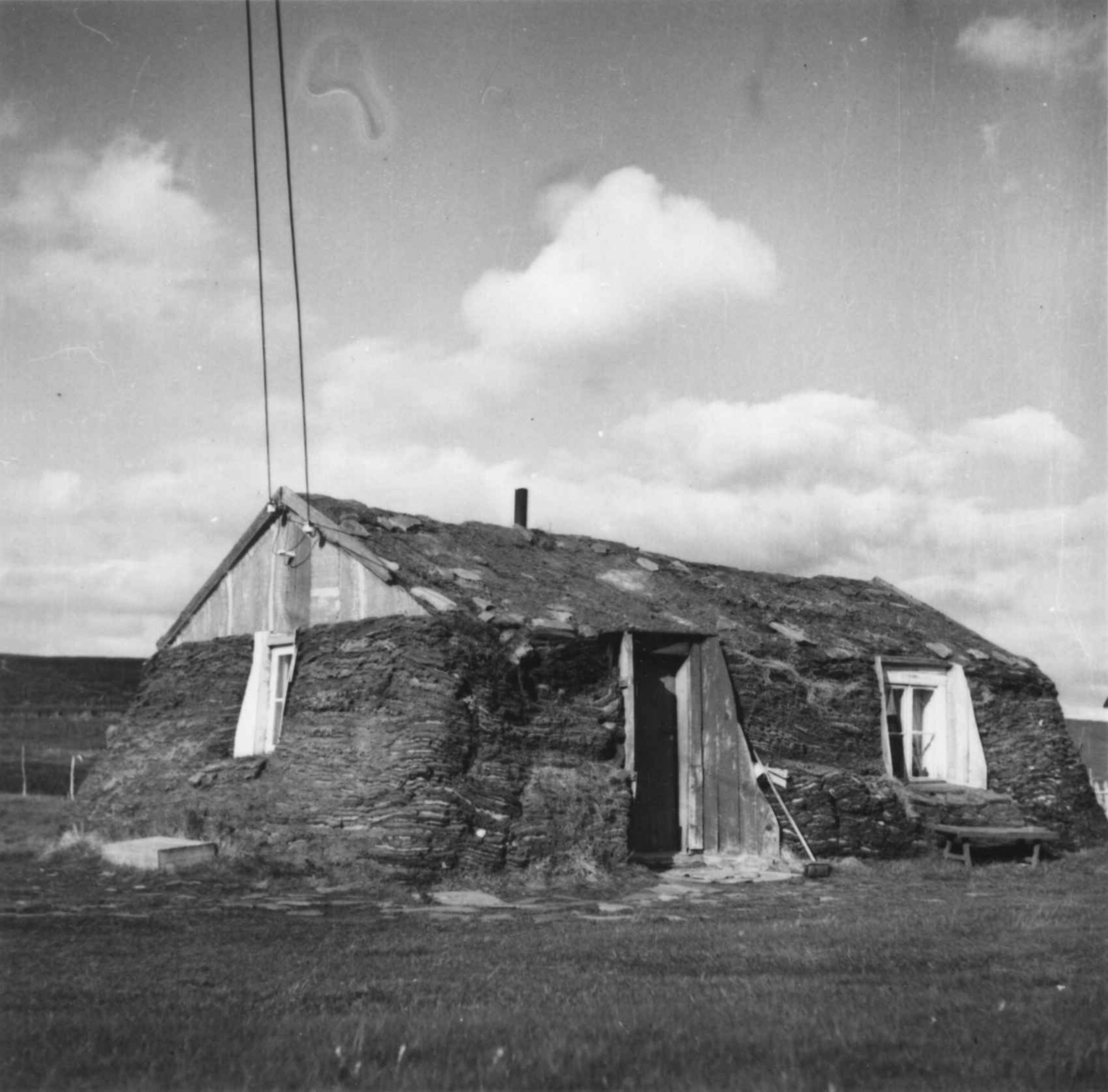 Magrestine Pedersens boliggamme med dør og vinduer, bygget i husfasong. Ánnejohka - Vestre Jakobselv, Finnmark 1951.