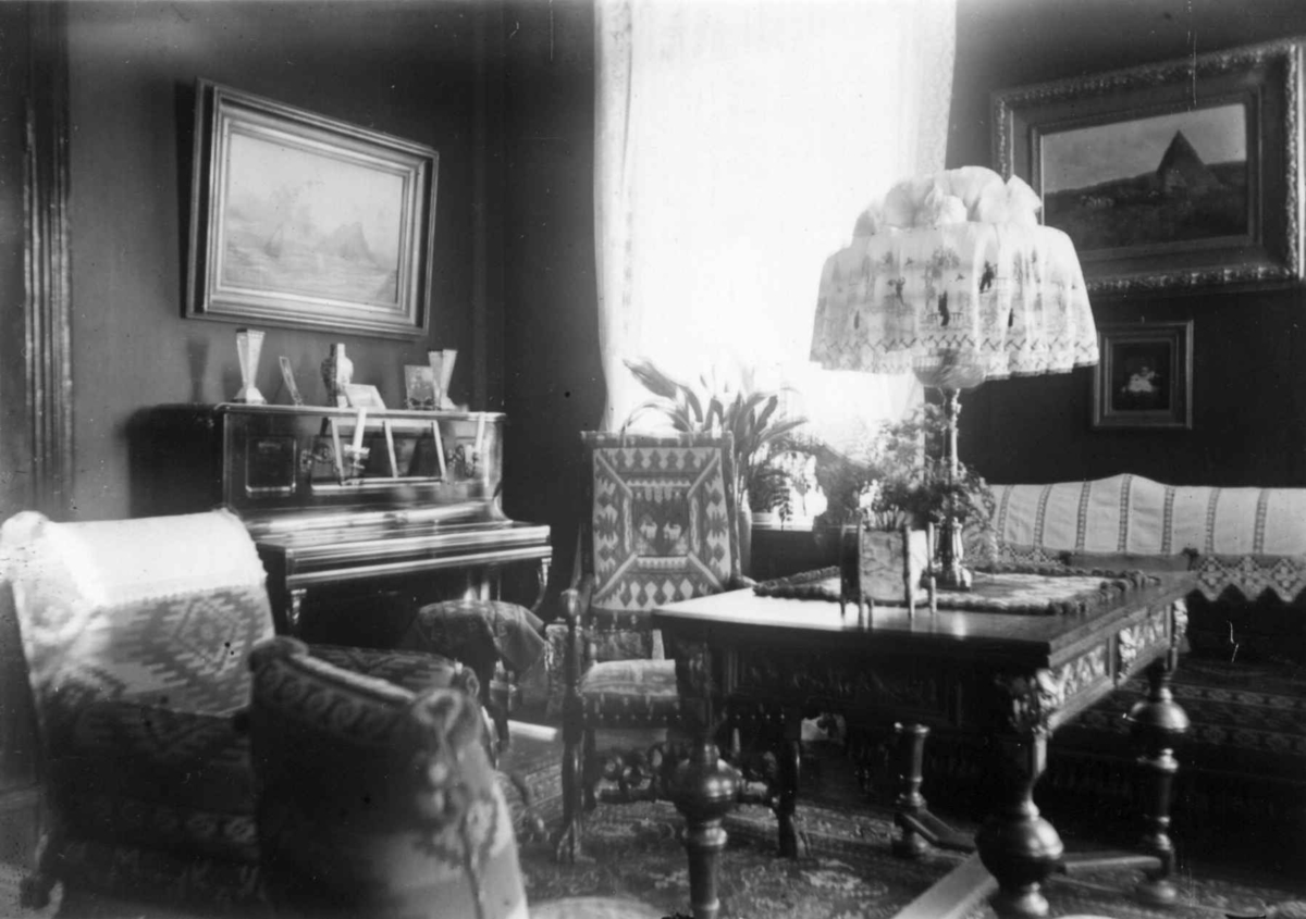 Interiør, ukjent sted. 1908-1010. Stue. Piano. Malerier.