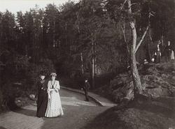 Bygdøy, Oslo 1908. Spaserende, to kvinner og en mann på vei 