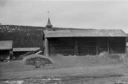 Skåret, Trysil, Hedmark mai 1950. Låve med tårn. Jordkjeller