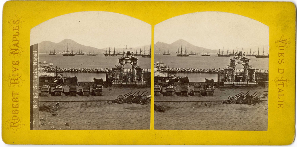 Stereoskopi. Havnen langs S. Lucia, seilbåter i bakgrunnen, Napoli, Italia.