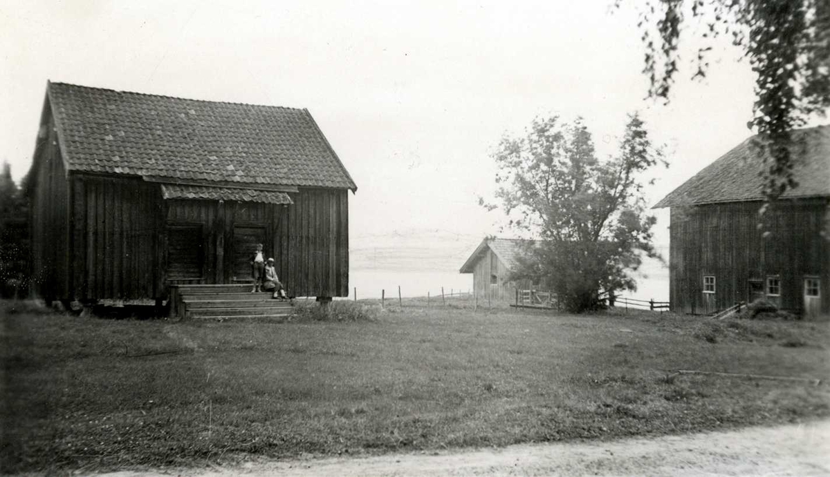 Skøyen, Enebakk, Akershus 1937. Tun med uthus.