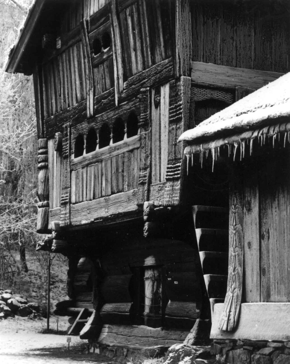 Brottveitloftet fra Valle i Setesdal. Fasade. Fotografert på Norsk folkemuseum vinteren 1965. Rimet.