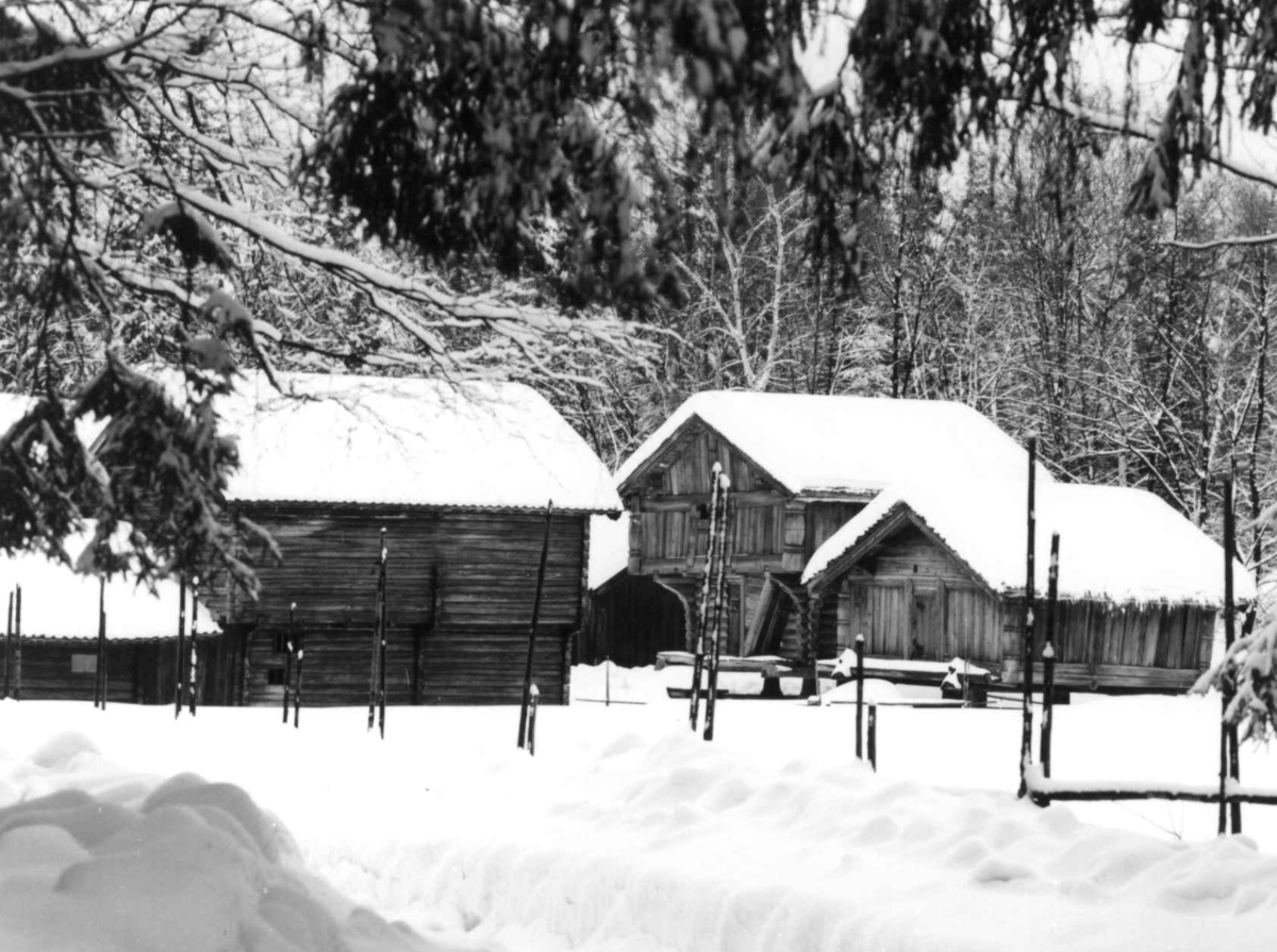 Telemarkstunet på Norsk folkemuseum. Til venstre, baksiden av stall fra Jørgedal. Til høyre, loft fraTveito og vengjebur fra Nedre Nisi, Gransherad. Fotografert vinteren 1966 av Sjur Fedje, NF.