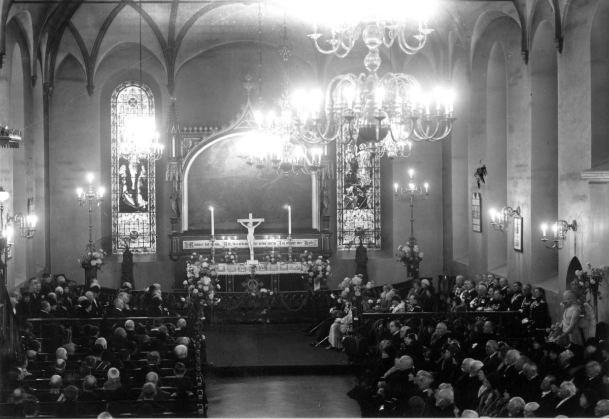 Håkon VII's 25. års jubileum, Oslo. 1930. Gudstjeneste i Vår Frelsers kirke (nå Oslo domkirke). Fullsatt kirke.