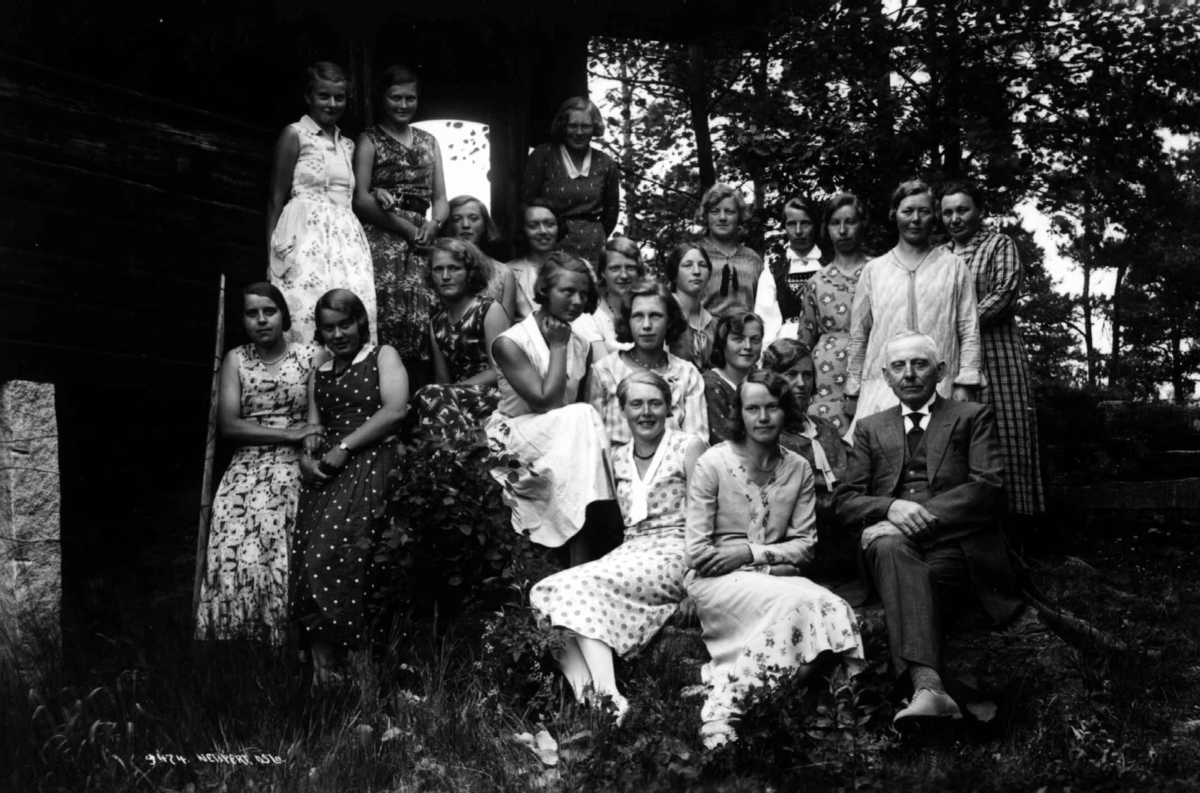 Berby gård, Idd, Østfold. Hagebruksskole for kvinner 1901-1938. Gruppebilde av elever og lærere. Tatt utendørs.