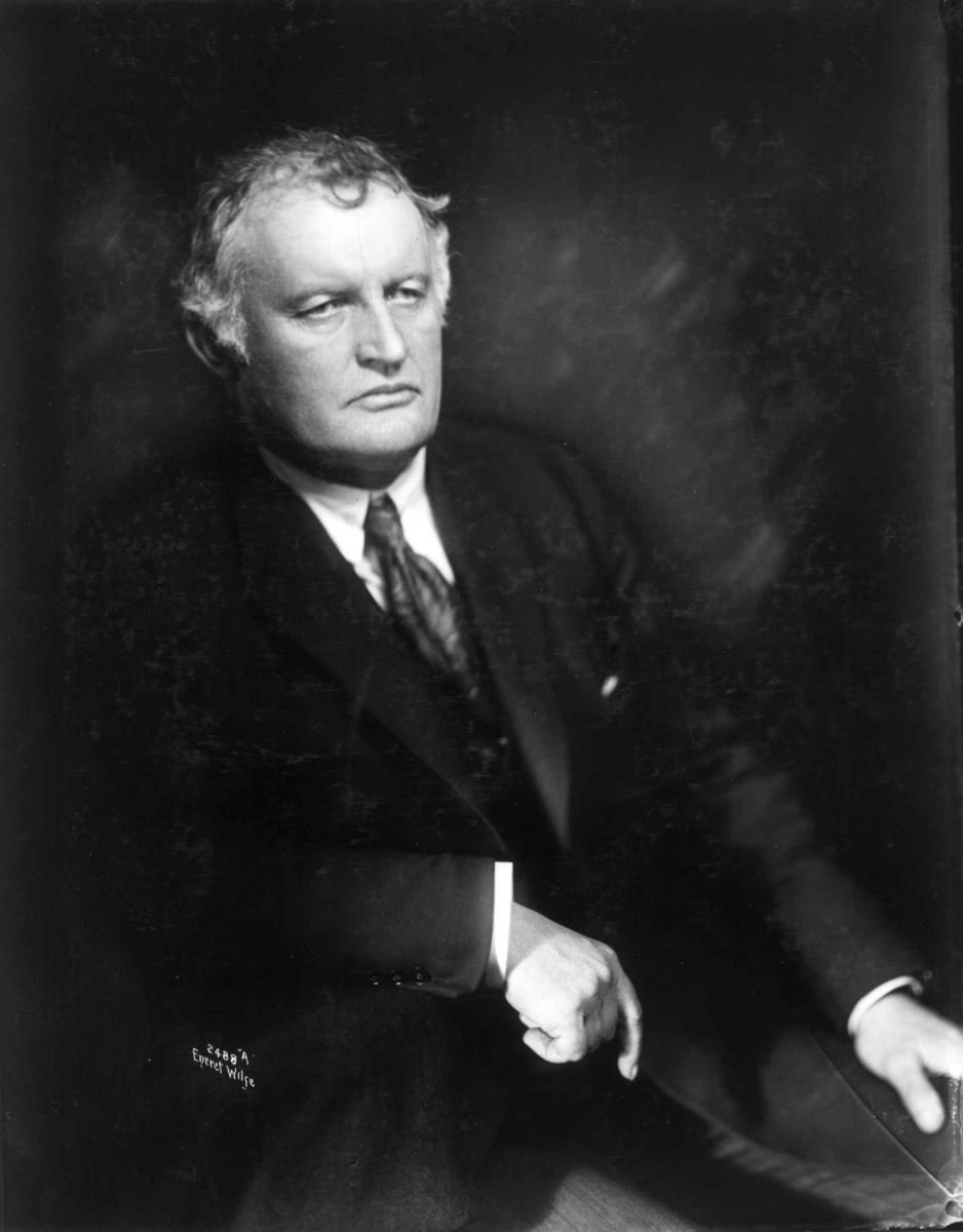 Kunstneren og maleren Edvard Munch fotografert av Anders Beer Wilse i 1921.