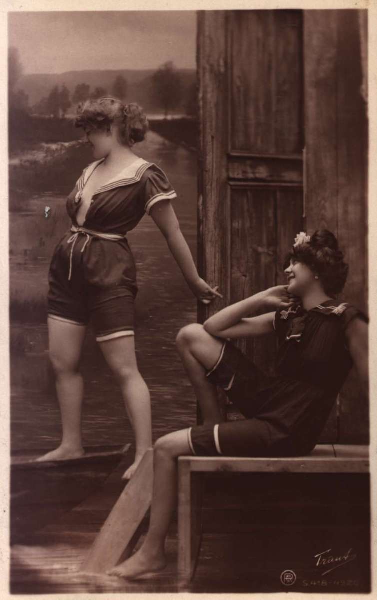 Postkort. Nyttårshilsen. Foto i svart/hvitt. To kvinner i badedrakt.