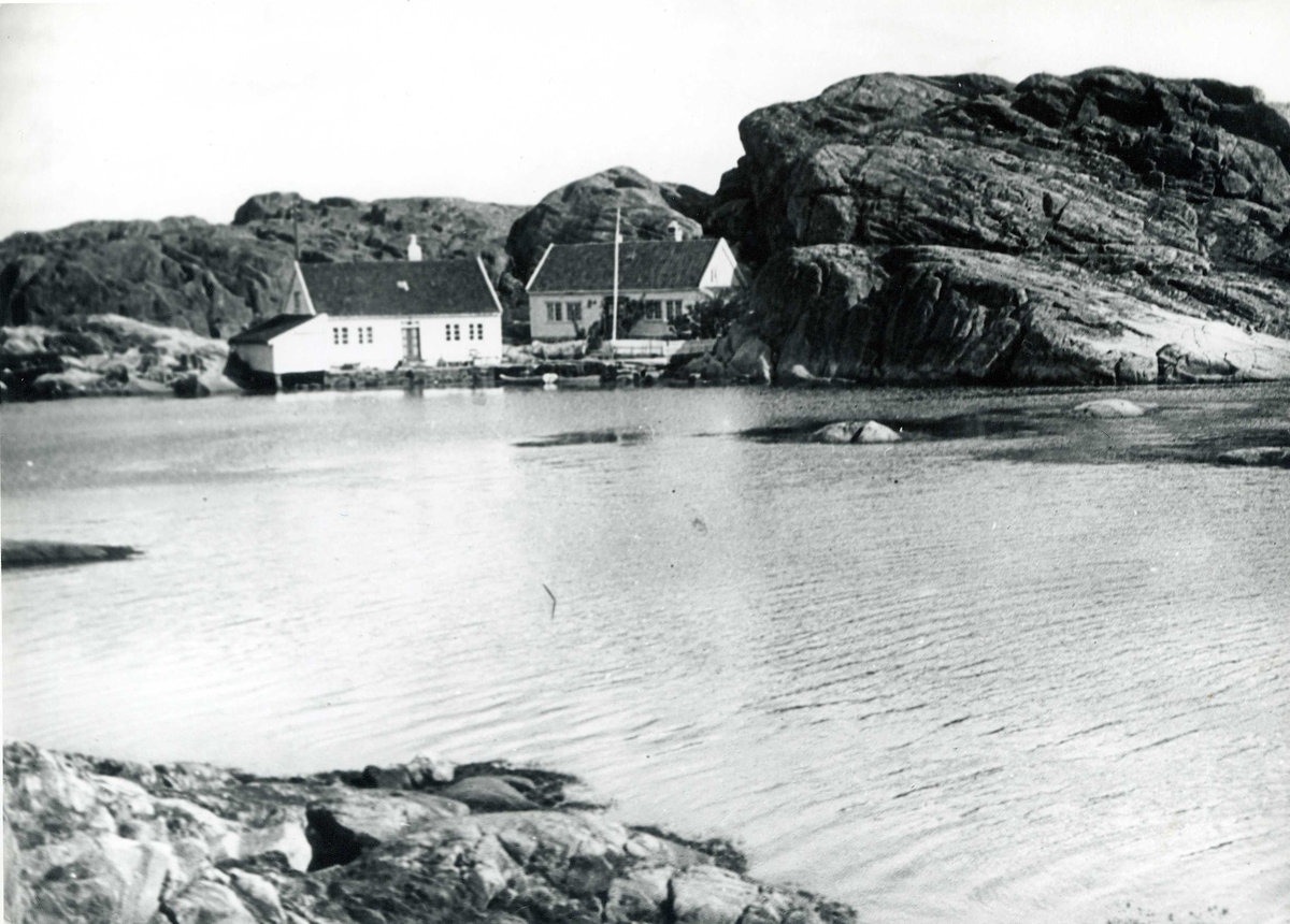 To sørlandhus og brygge i skjærgården et sted på Sørlandet.