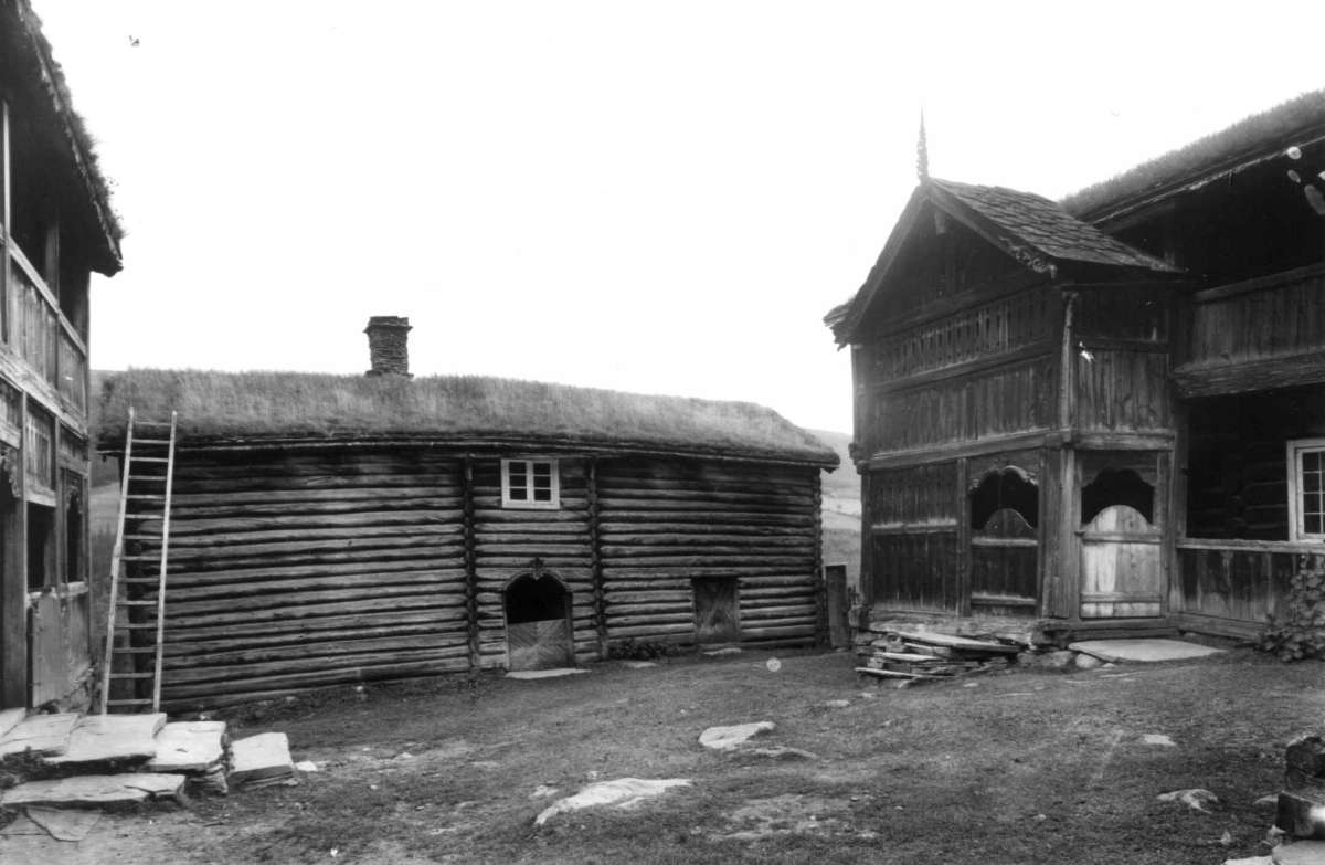 Gården Søndre Harildstad, Sel. Tun omgitt av tømmerhus. Nordre stuebygning til høyre.