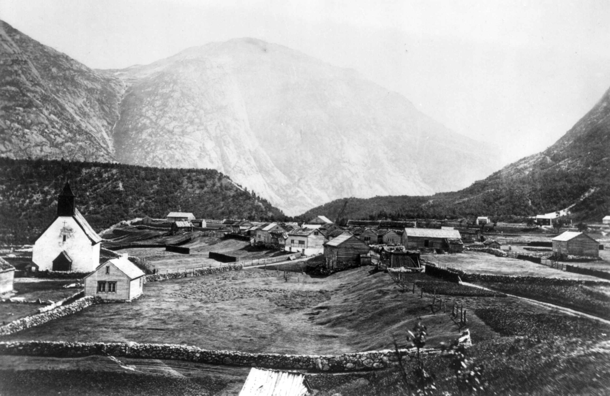 (18x13,5 cm) 
Eidfjord, kirke og bebyggelse i landskap. Omkranset av steingjerder og fjell.