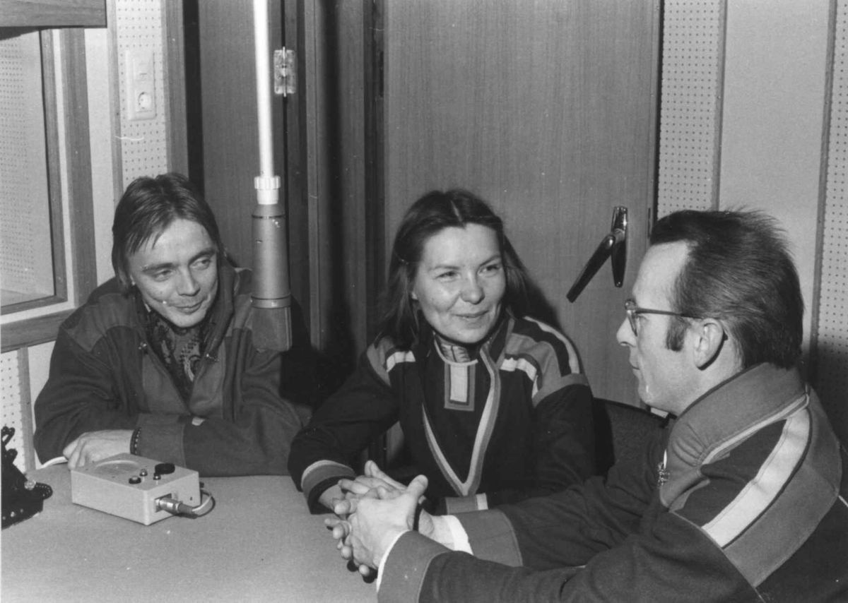 Tre av Sameradioens personale i studio ved åpningen 1976.